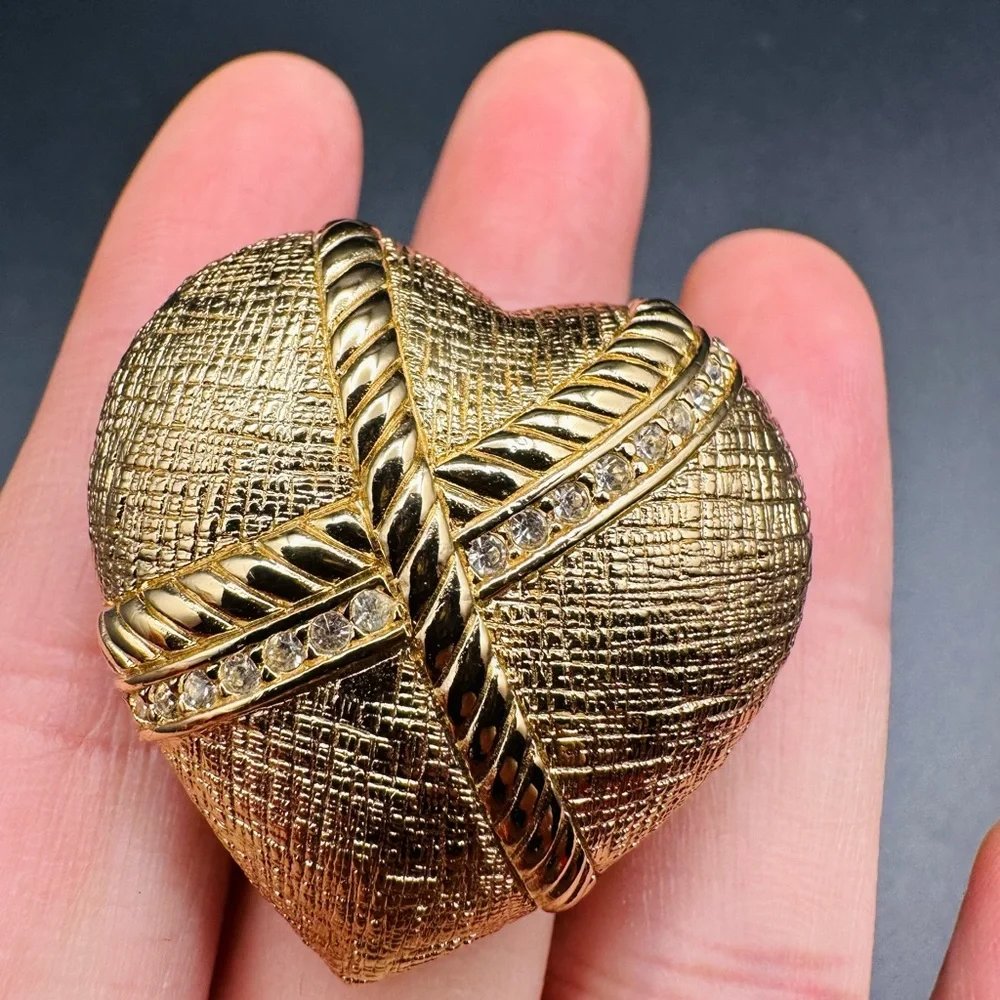 Vintage Christian Dior Roped Heart Gold Tone Brooch with Swarovski crystals - Picture 3 of 12